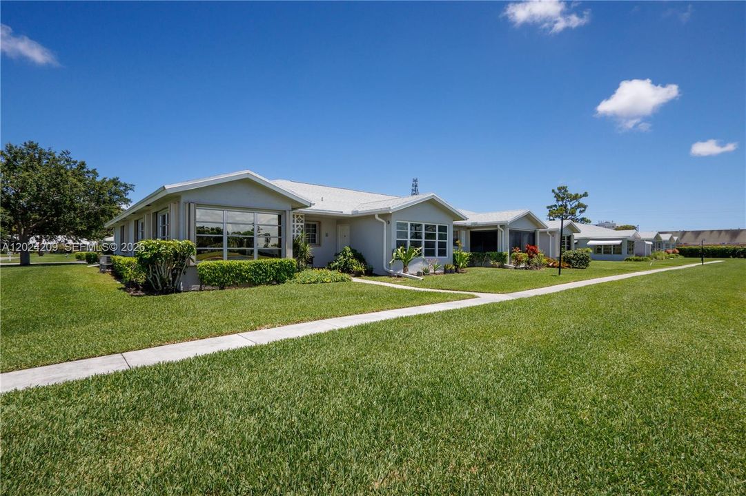 For Sale: $164,900 (1 beds, 2 baths, 1068 Square Feet)