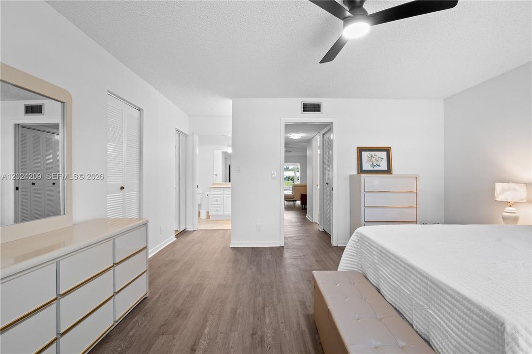 For Sale: $164,900 (1 beds, 2 baths, 1068 Square Feet)