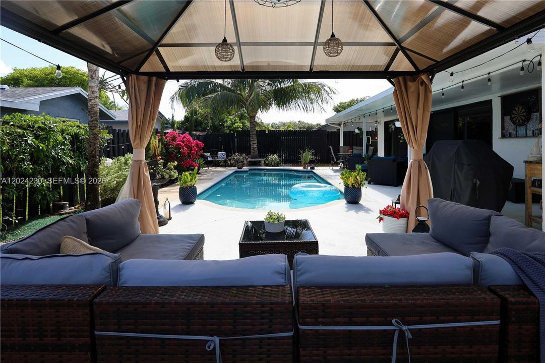 For Sale: $594,900 (3 beds, 2 baths, 1208 Square Feet)