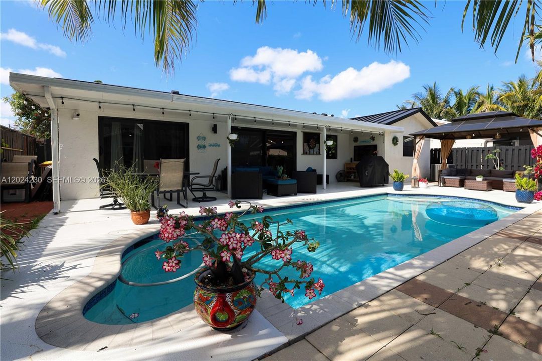 For Sale: $594,900 (3 beds, 2 baths, 1208 Square Feet)
