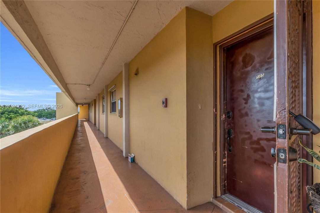 На продажу: $240,000 (1 спален, 1 ванн, 838 Квадратных фут)