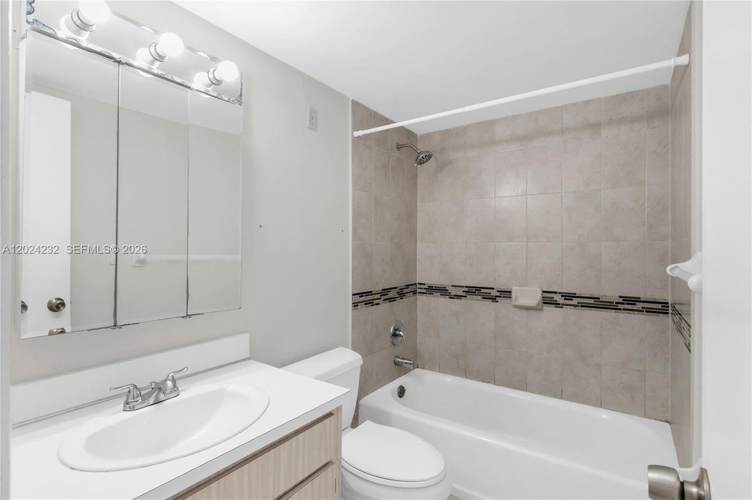 На продажу: $240,000 (1 спален, 1 ванн, 838 Квадратных фут)