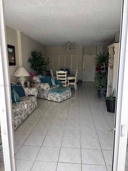 For Sale: $277,000 (1 beds, 1 baths, 870 Square Feet)