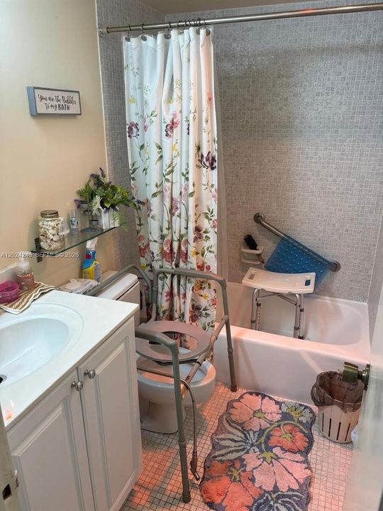 For Sale: $277,000 (1 beds, 1 baths, 870 Square Feet)