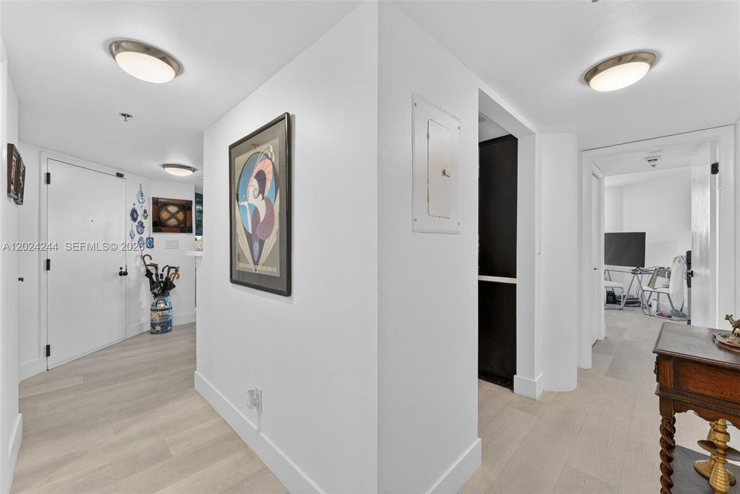 For Sale: $485,000 (2 beds, 2 baths, 1221 Square Feet)