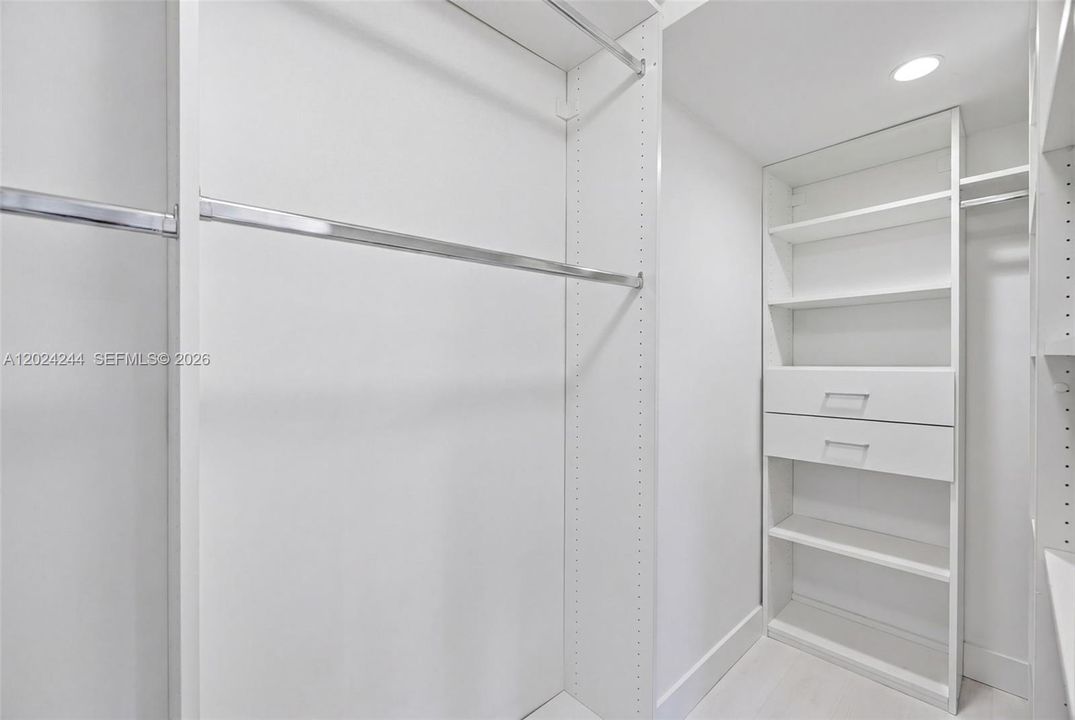 For Sale: $485,000 (2 beds, 2 baths, 1221 Square Feet)