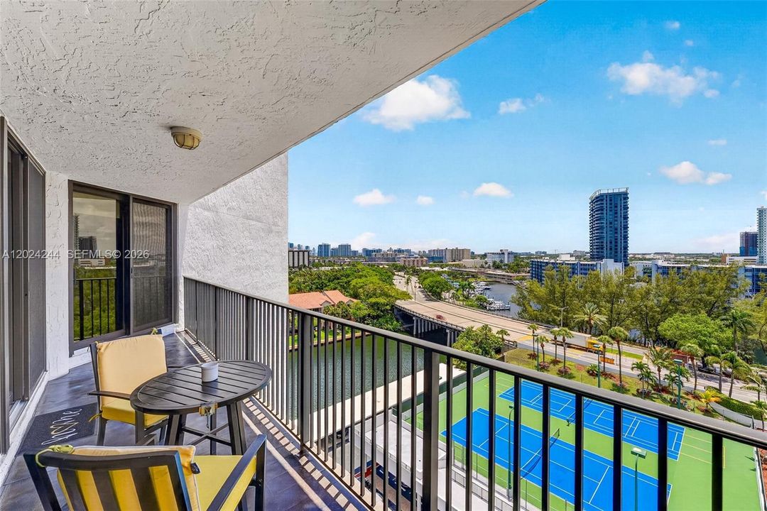 For Sale: $485,000 (2 beds, 2 baths, 1221 Square Feet)