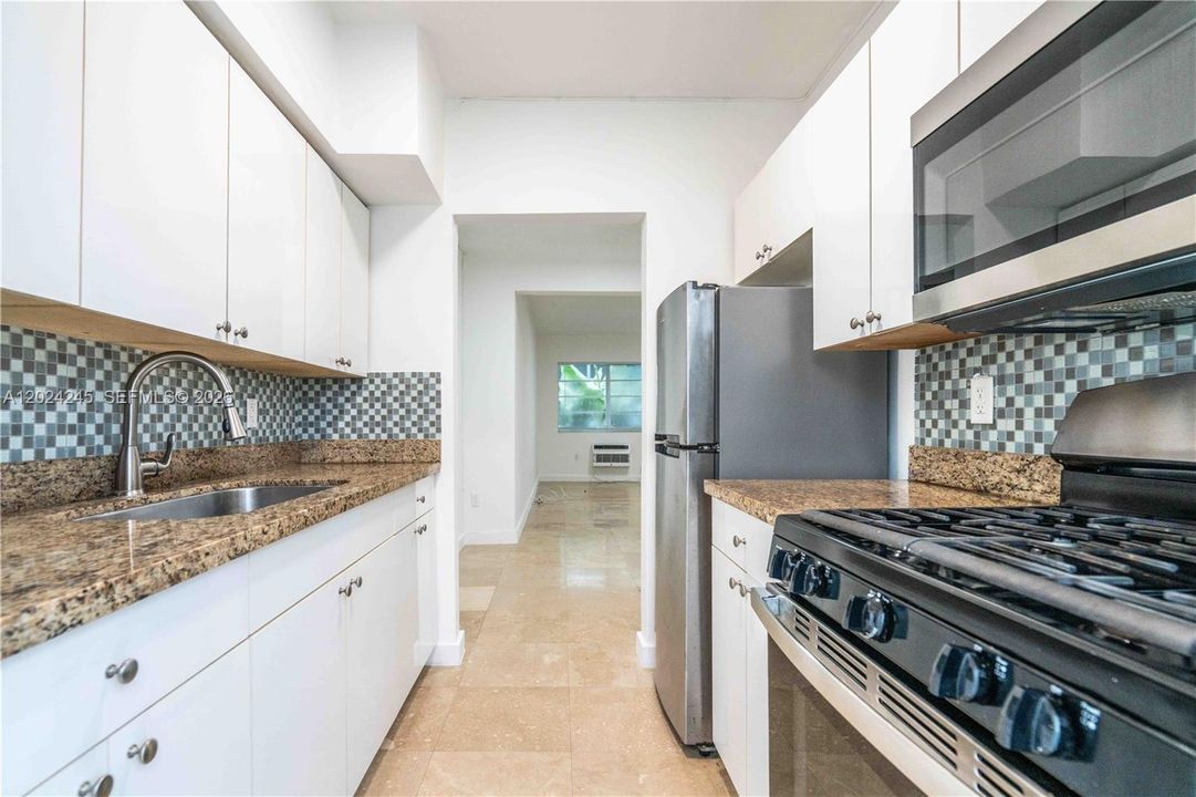 For Rent: $1,900 (0 beds, 1 baths, 450 Square Feet)