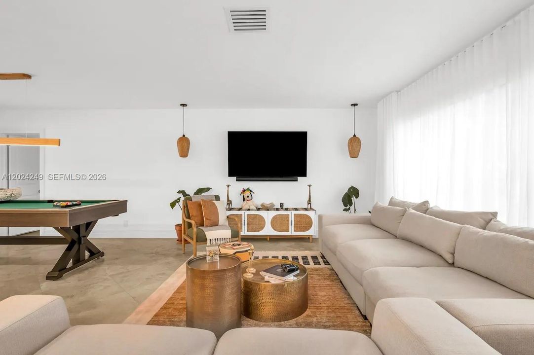 En Venta: $1,099,000 (4 camas, 2 baños, 1915 Pies cuadrados)