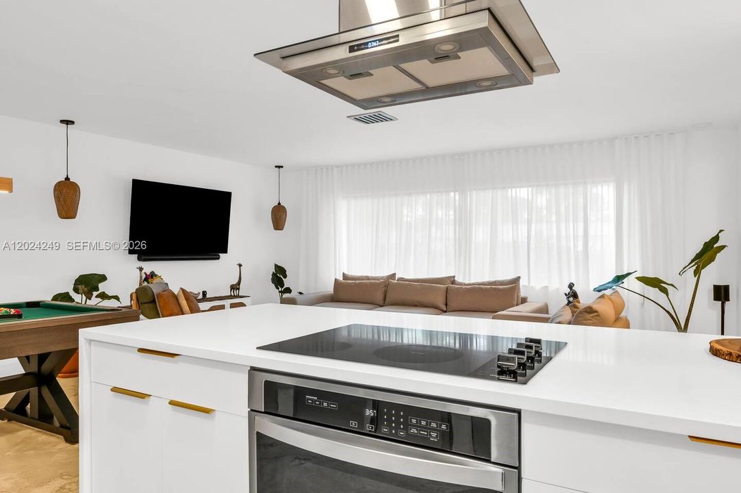 En Venta: $1,099,000 (4 camas, 2 baños, 1915 Pies cuadrados)