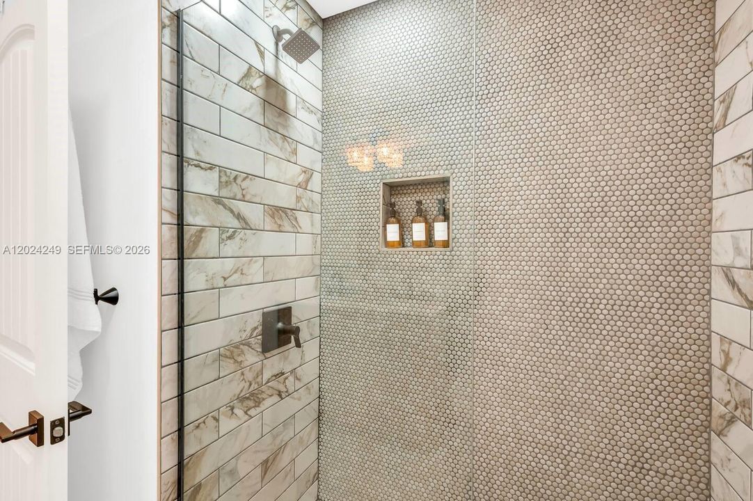 En Venta: $1,099,000 (4 camas, 2 baños, 1915 Pies cuadrados)