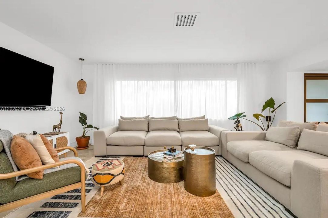 En Venta: $1,099,000 (4 camas, 2 baños, 1915 Pies cuadrados)