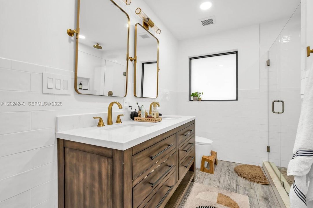 En Venta: $1,099,000 (4 camas, 2 baños, 1915 Pies cuadrados)
