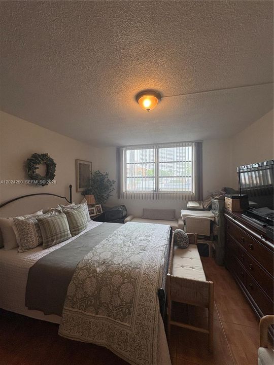 For Sale: $150,000 (1 beds, 1 baths, 812 Square Feet)