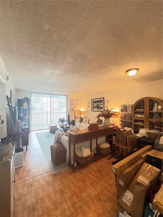 For Sale: $150,000 (1 beds, 1 baths, 812 Square Feet)