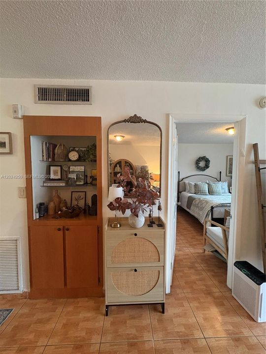 For Sale: $150,000 (1 beds, 1 baths, 812 Square Feet)