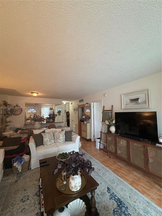 For Sale: $150,000 (1 beds, 1 baths, 812 Square Feet)