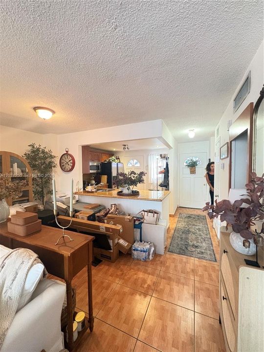 For Sale: $150,000 (1 beds, 1 baths, 812 Square Feet)