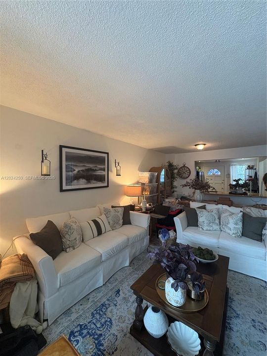 For Sale: $150,000 (1 beds, 1 baths, 812 Square Feet)