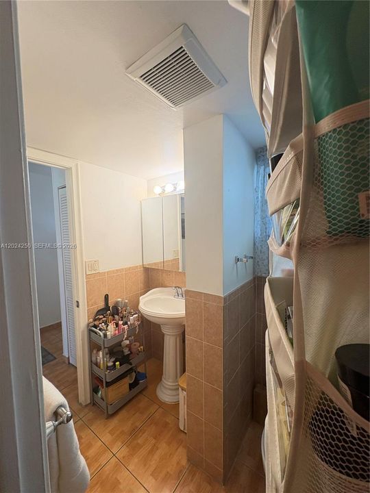 For Sale: $150,000 (1 beds, 1 baths, 812 Square Feet)