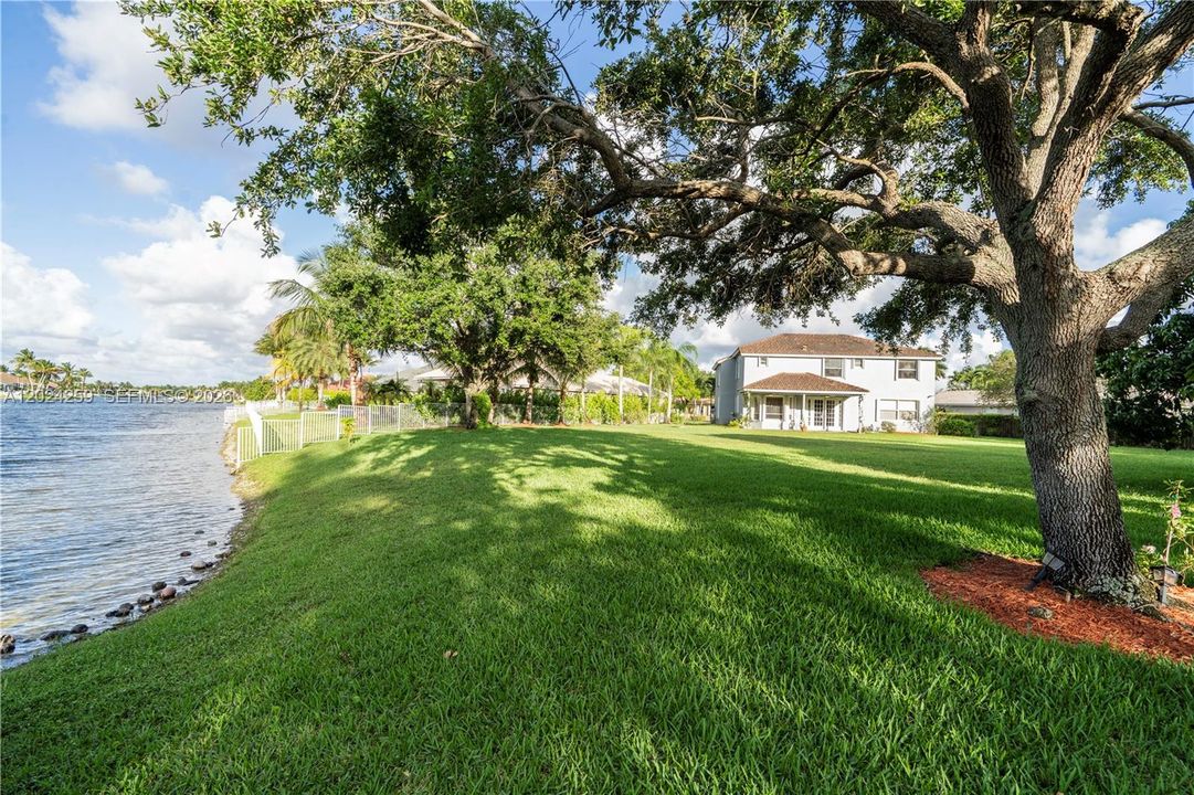 Active With Contract: $5,850 (5 beds, 4 baths, 3284 Square Feet)