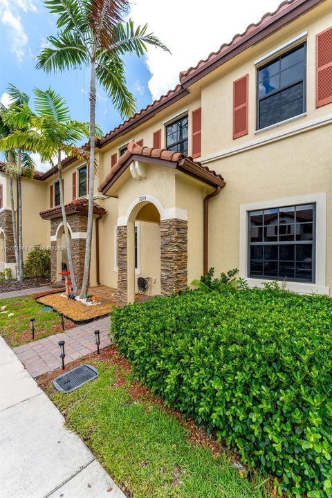 For Sale: $330,000 (2 beds, 2 baths, 1224 Square Feet)
