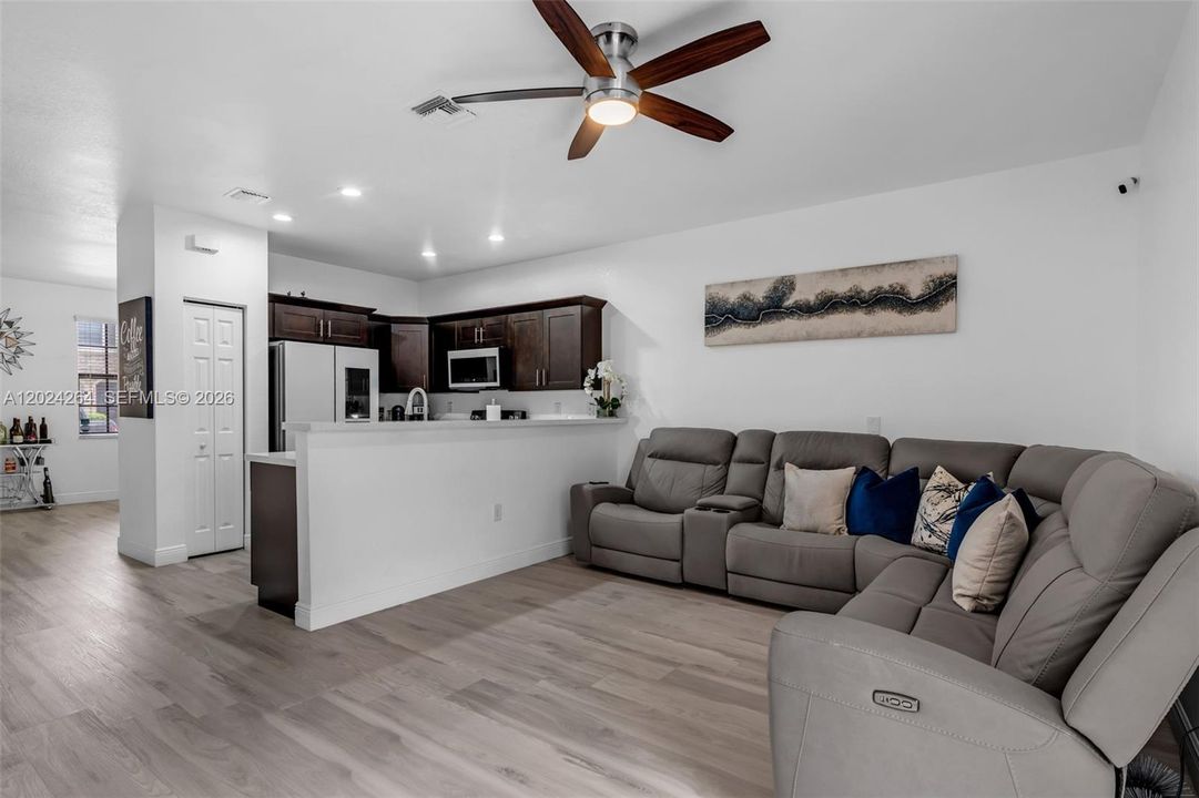 For Sale: $330,000 (2 beds, 2 baths, 1224 Square Feet)