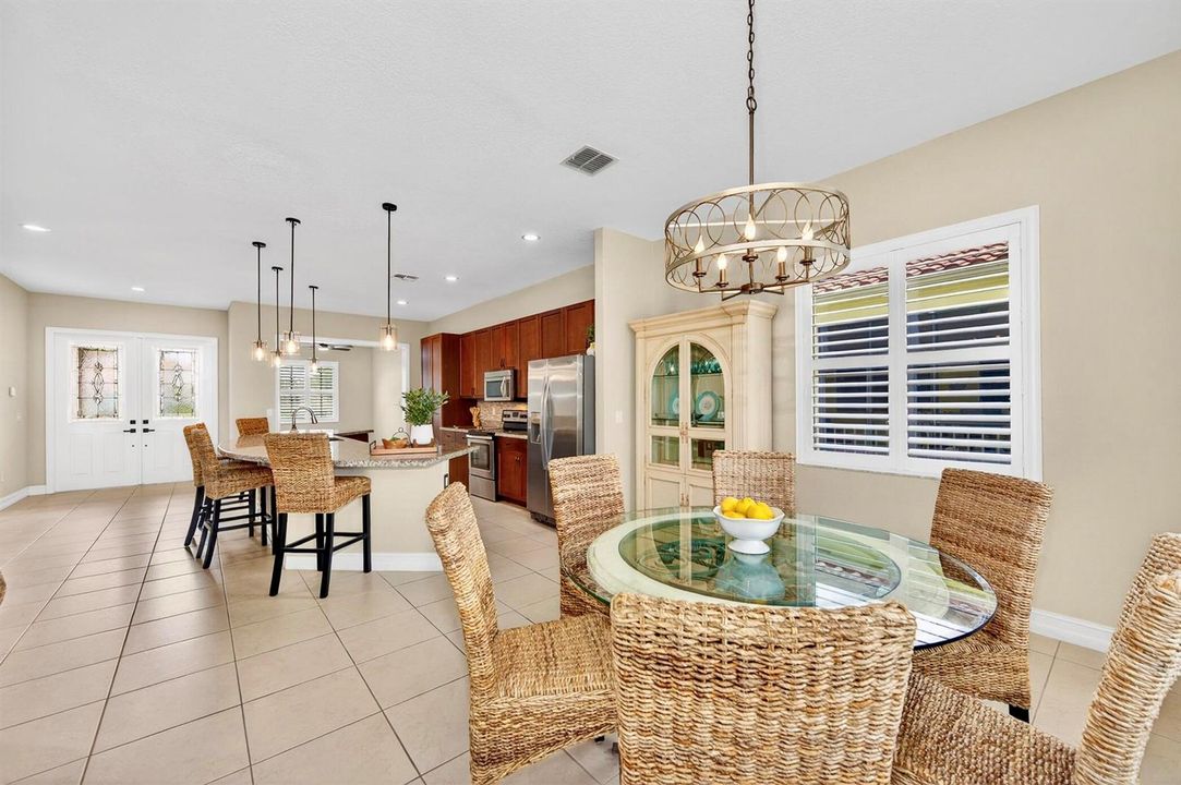 5523 151 Dining Kitchen WhtDr