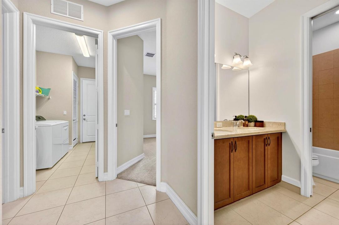 5523 401 Hallway to bedrooms