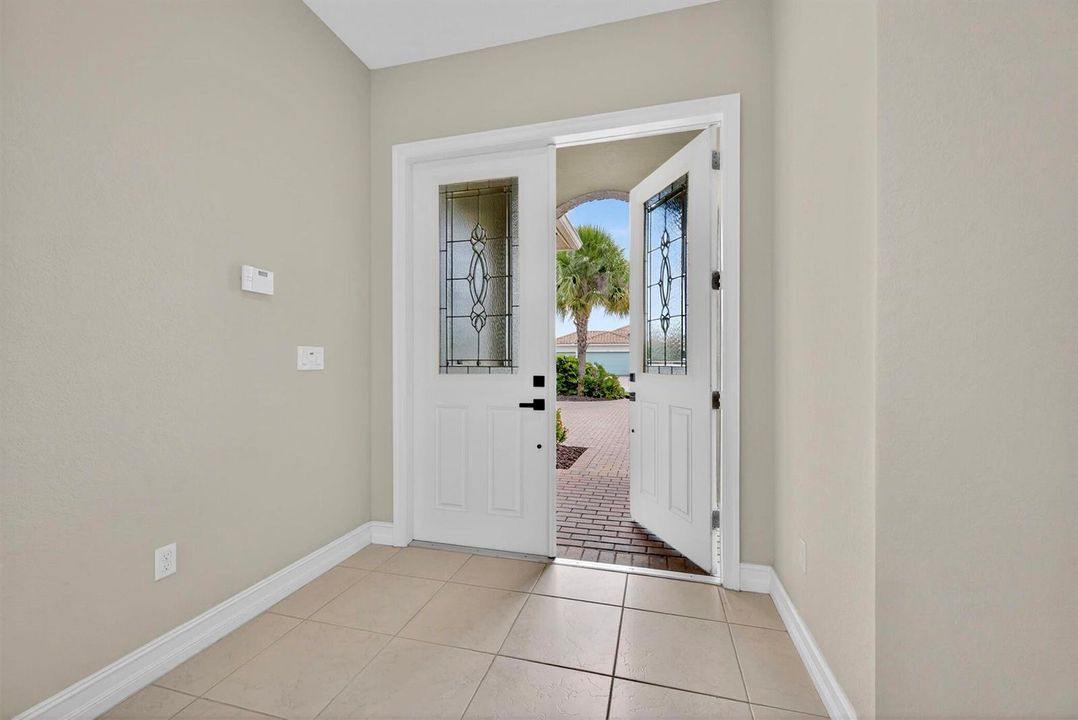 5523 110 Front entry w open WhtDr
