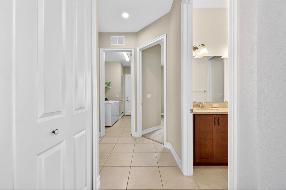 5523 400 Hallway to bedrooms