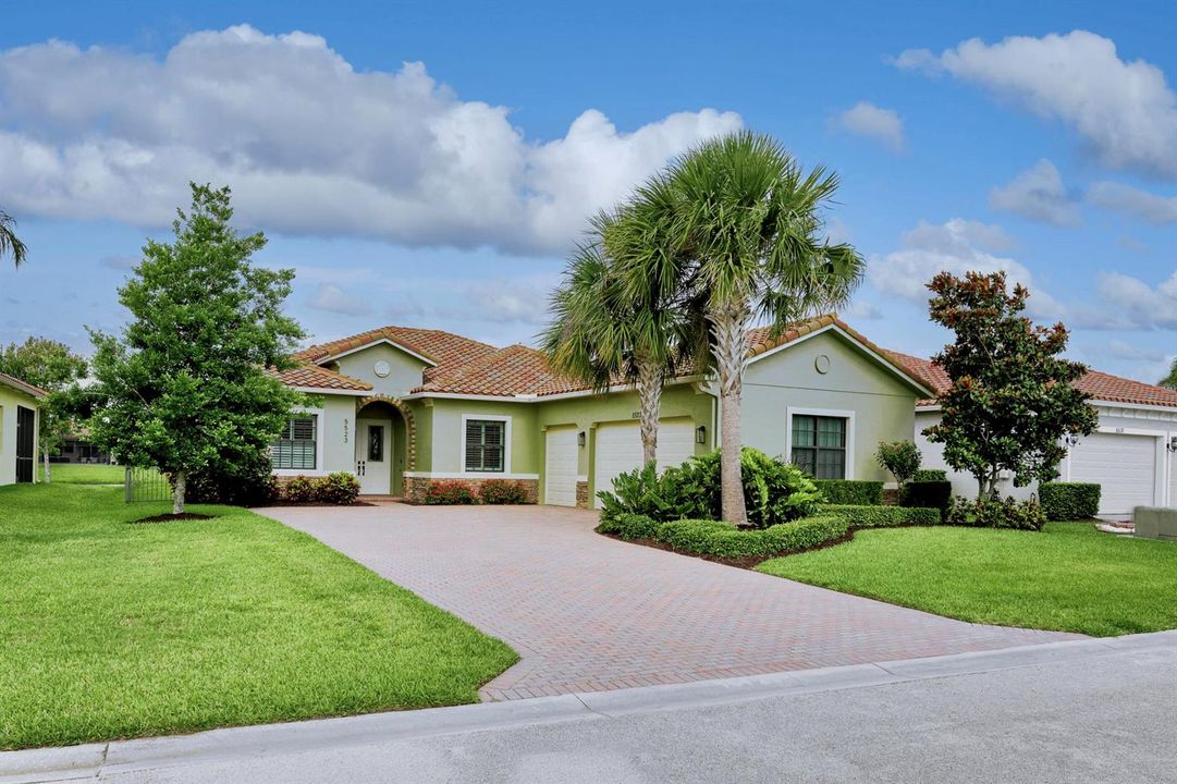5523 106 Front Ext