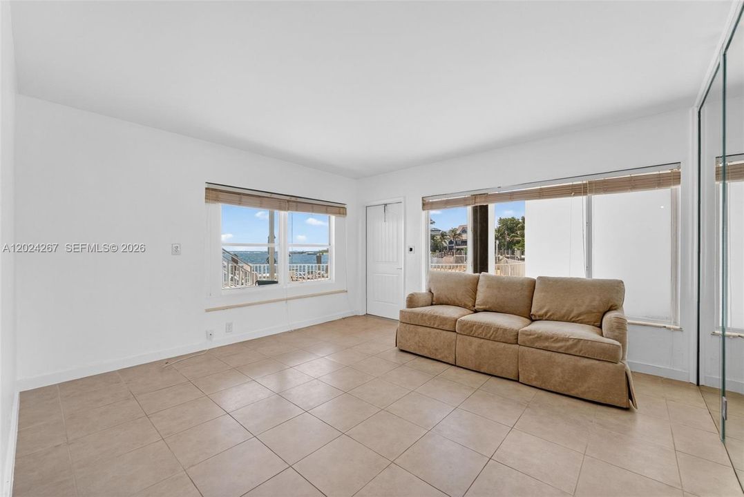 For Rent: $2,200 (1 beds, 1 baths, 636 Square Feet)