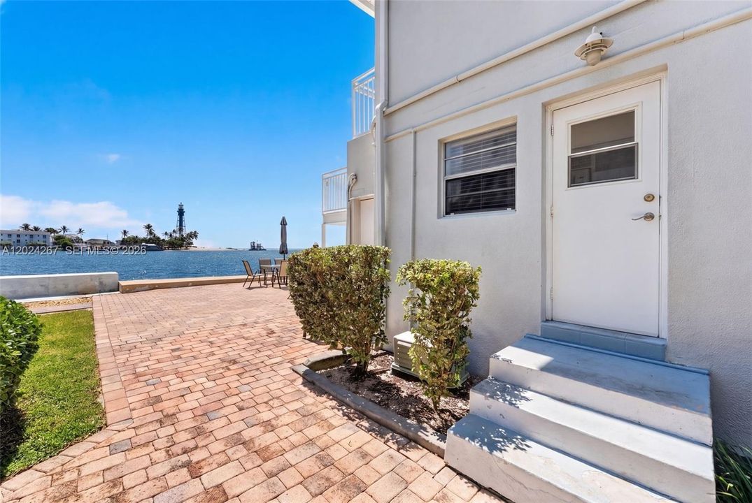 For Rent: $2,200 (1 beds, 1 baths, 636 Square Feet)