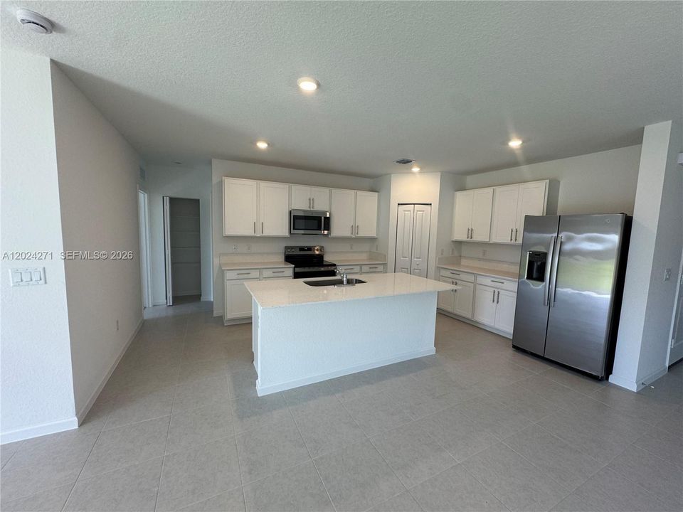 For Rent: $2,900 (6 beds, 3 baths, 2586 Square Feet)
