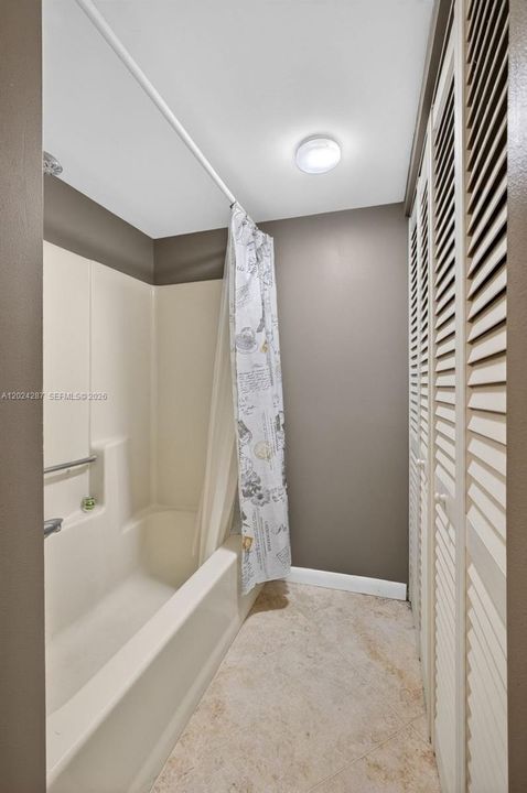 For Sale: $245,000 (2 beds, 2 baths, 1025 Square Feet)