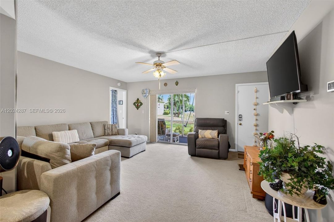 For Sale: $245,000 (2 beds, 2 baths, 1025 Square Feet)