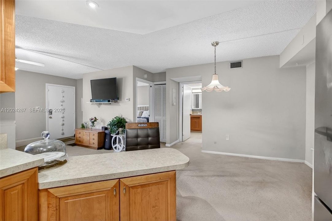 For Sale: $245,000 (2 beds, 2 baths, 1025 Square Feet)