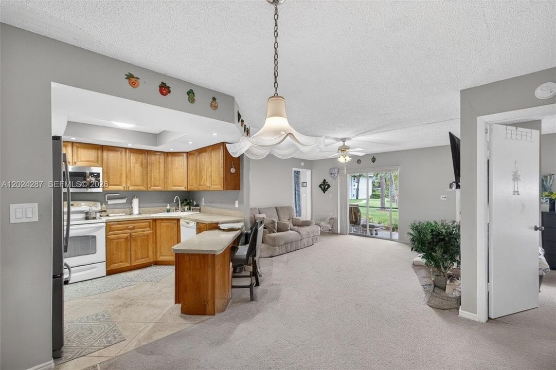 For Sale: $245,000 (2 beds, 2 baths, 1025 Square Feet)