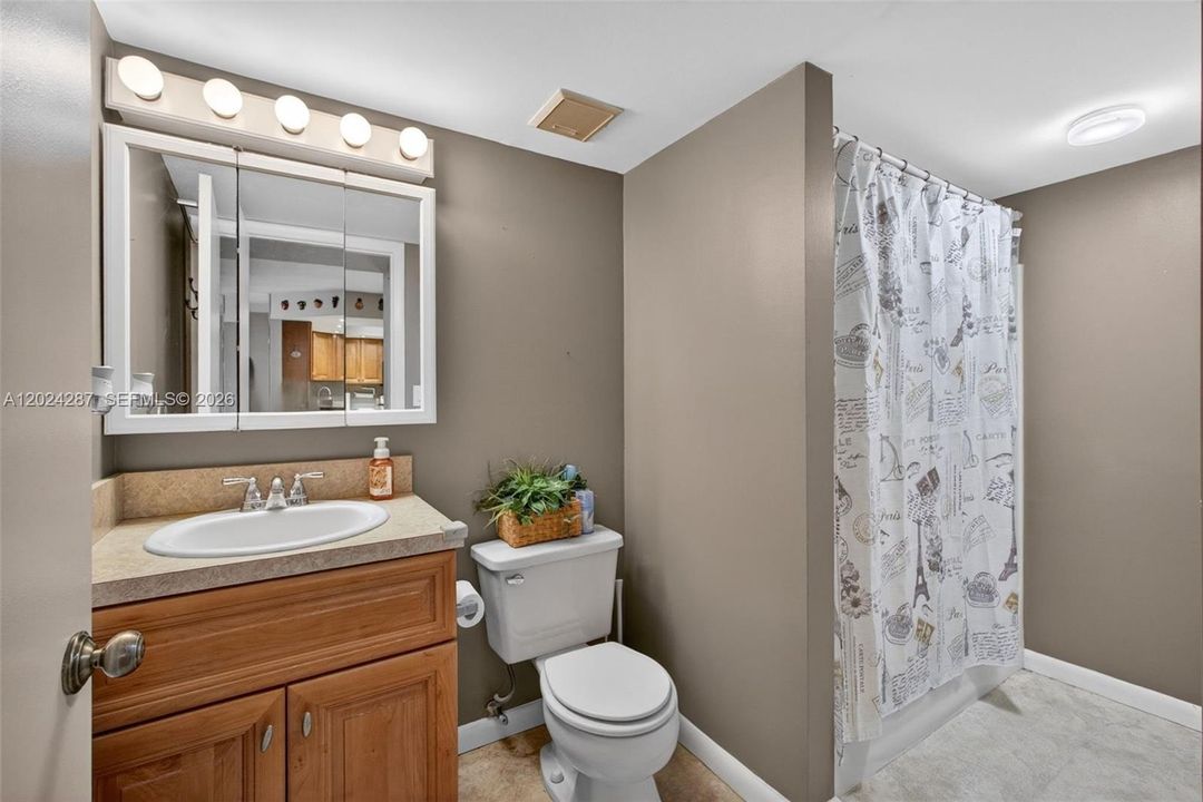 For Sale: $245,000 (2 beds, 2 baths, 1025 Square Feet)