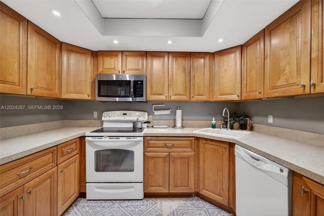 For Sale: $245,000 (2 beds, 2 baths, 1025 Square Feet)