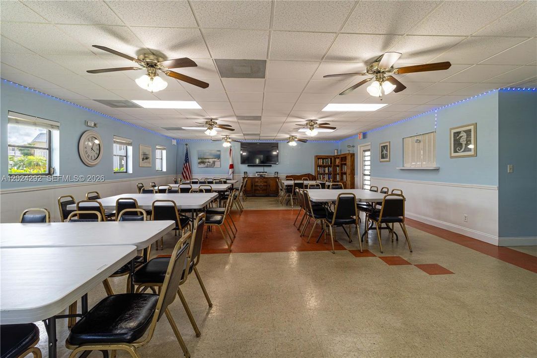 For Sale: $159,000 (2 beds, 2 baths, 950 Square Feet)