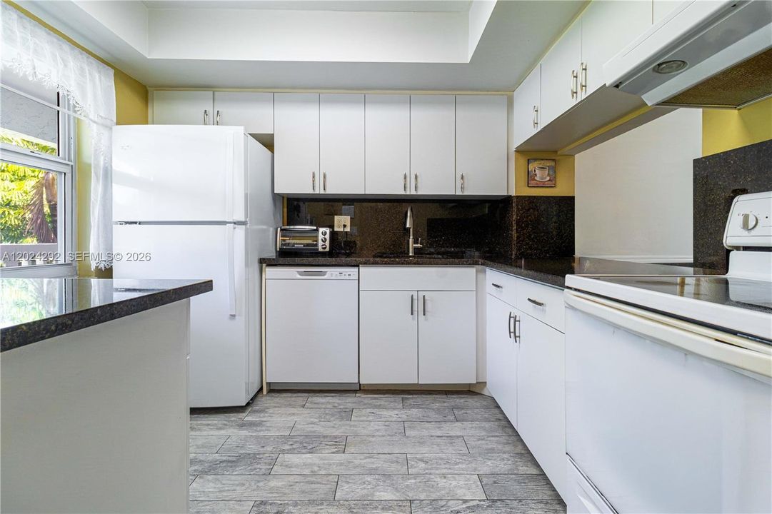 For Sale: $159,000 (2 beds, 2 baths, 950 Square Feet)