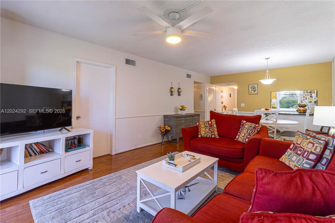 For Sale: $159,000 (2 beds, 2 baths, 950 Square Feet)