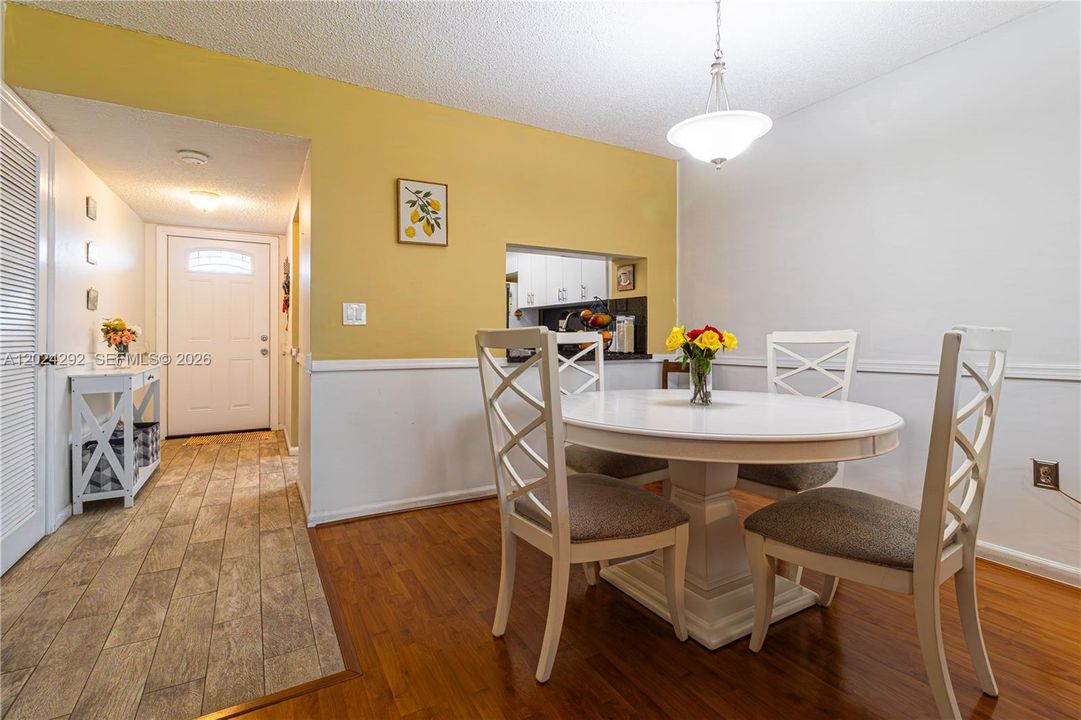 For Sale: $159,000 (2 beds, 2 baths, 950 Square Feet)