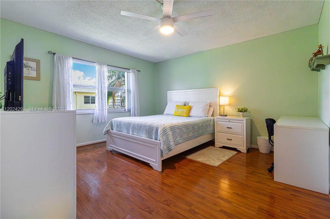 For Sale: $159,000 (2 beds, 2 baths, 950 Square Feet)