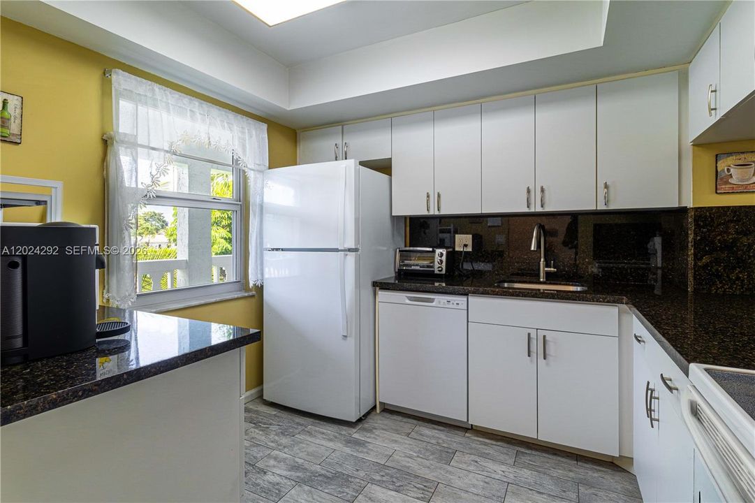 For Sale: $159,000 (2 beds, 2 baths, 950 Square Feet)