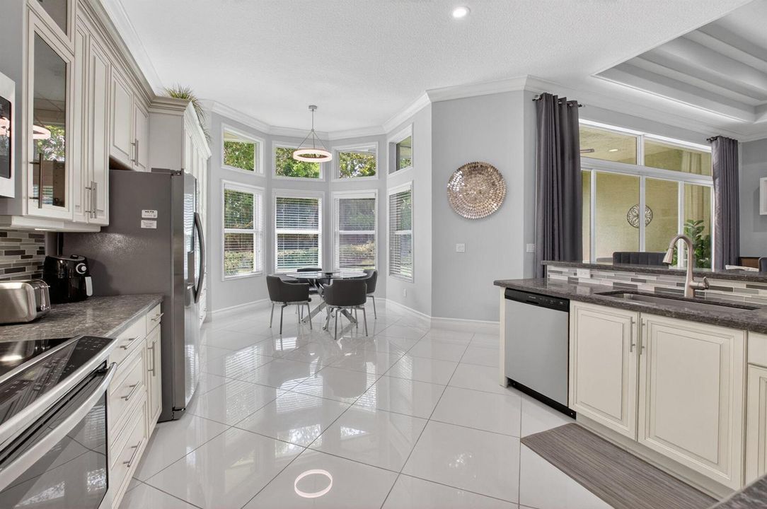 GOURMET KITCHEN/CASUAL DINING