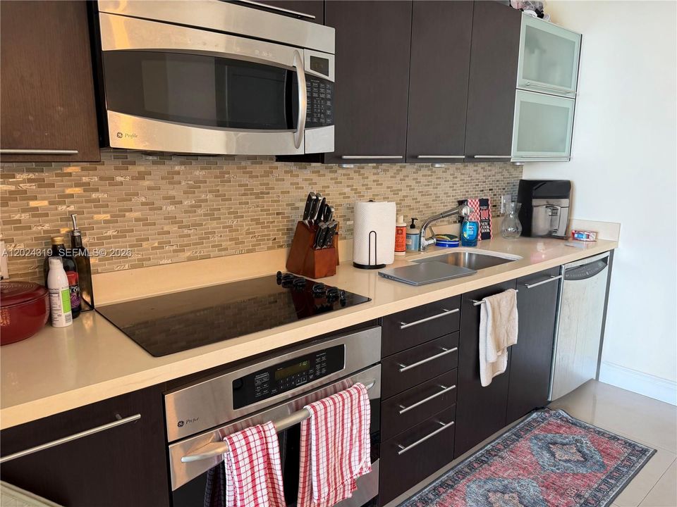 For Sale: $414,000 (1 beds, 1 baths, 736 Square Feet)
