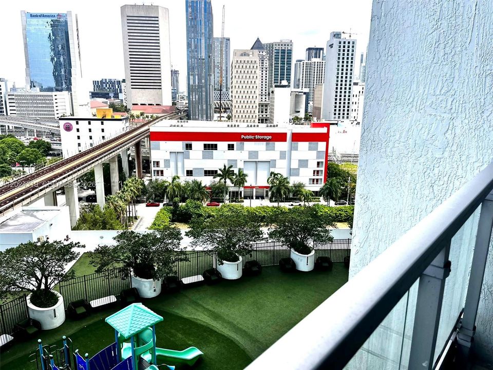 For Sale: $414,000 (1 beds, 1 baths, 736 Square Feet)